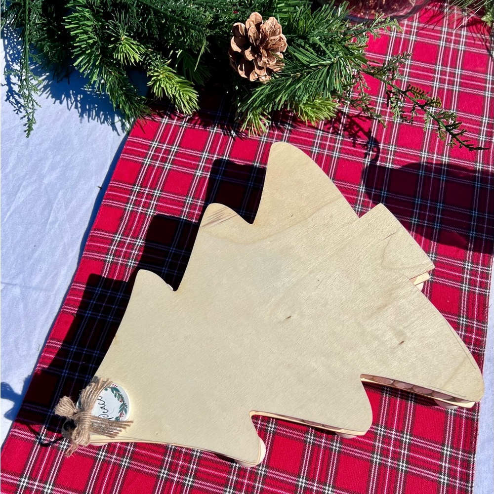 Festive Wood Shaped Tree Tray, 12" length‎ - Picture 3 of 9